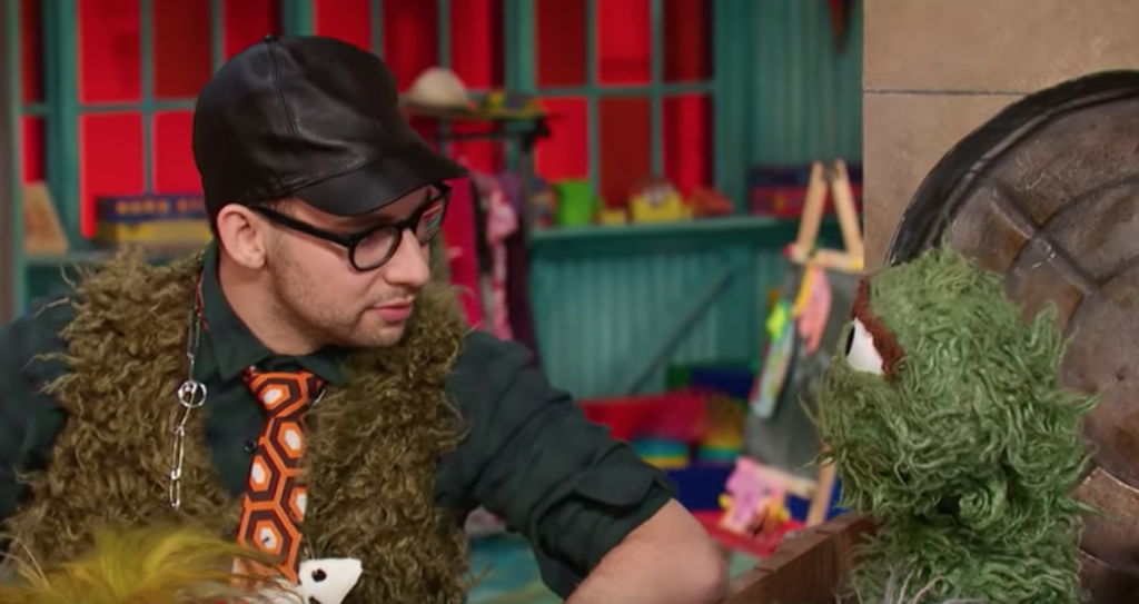 Jack Antonoff sings with Oscar the Grouch 